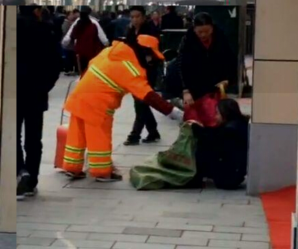 奇葩女主播化身拾荒者 大妈看哭了