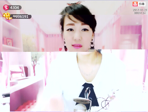 爱笑的美女主播--黄鹂鸟