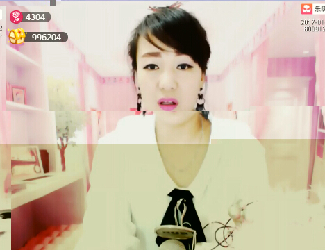 爱笑的美女主播--黄鹂鸟