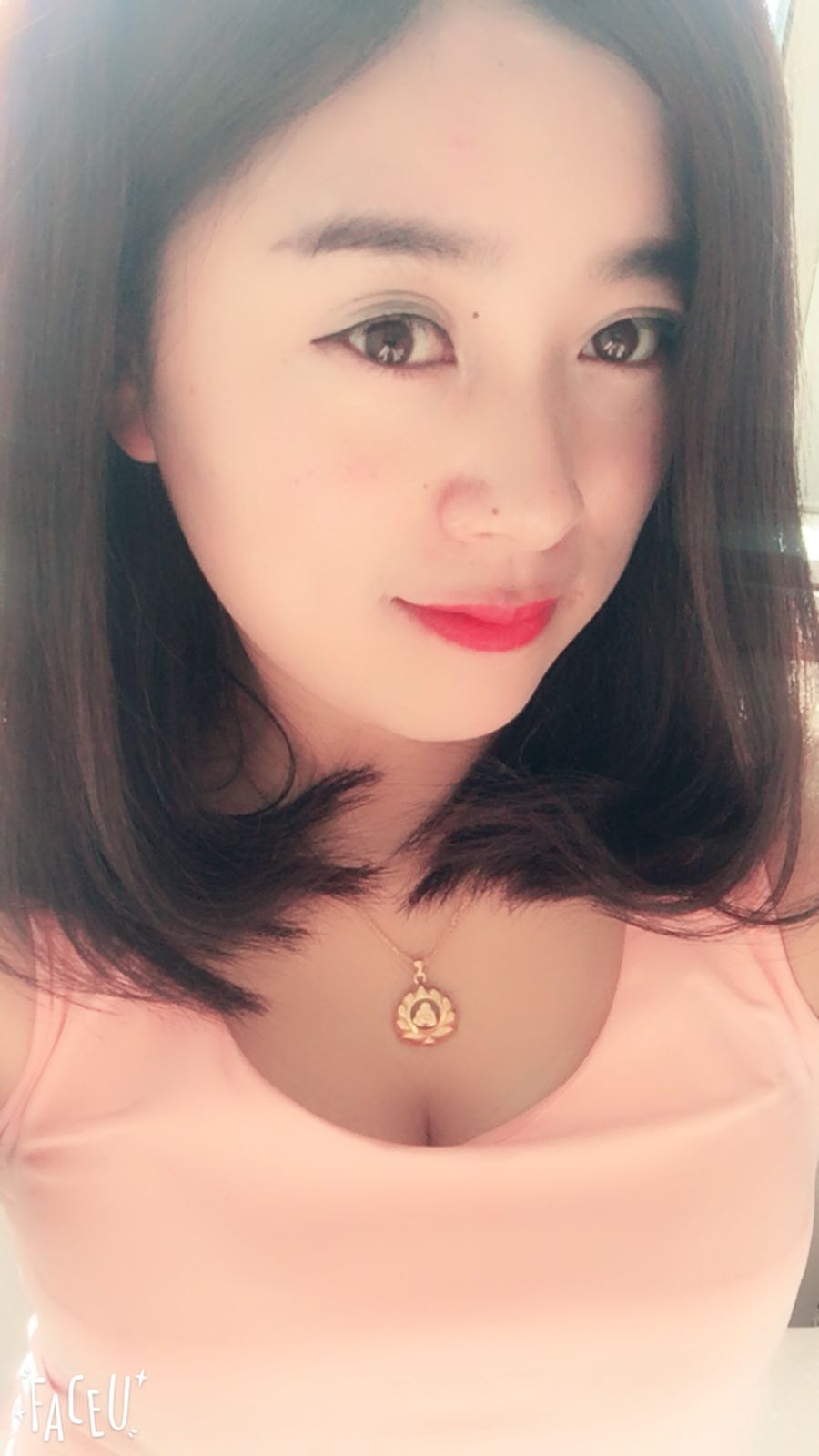 美女视频秀场 美女挑战吃柠檬无表情2