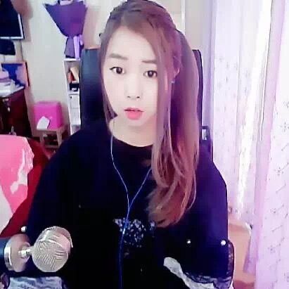 美女新主播颜宝1