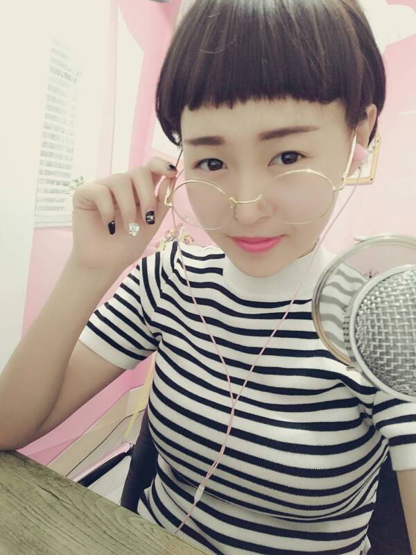 不知不觉美女主播唱的这么嗨2